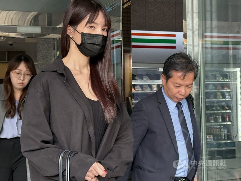藝人王大陸女友闕姓女子（前左）因被詐騙，王大陸利用管道找人查個資討債，2人涉違個資法遭起訴，闕女17日現身新北地方法院出庭。中央社記者曹亞沿攝 114年12月17日