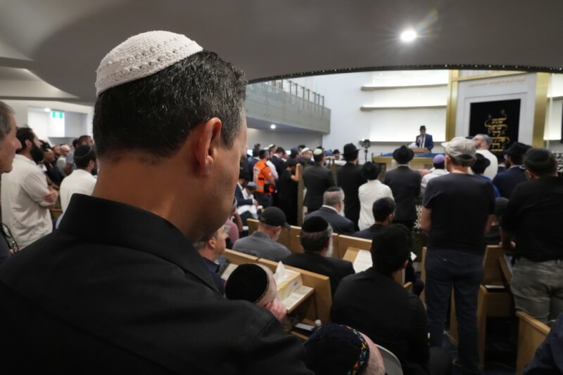 大批群眾17日到邦代哈巴德猶太會堂致哀。（美聯社）