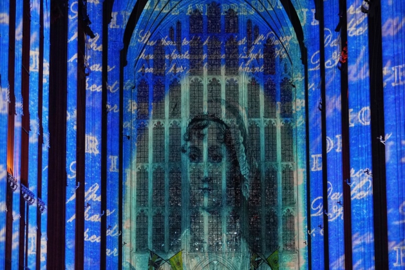 圖為今年3月在英國溫徹斯特大教堂的光雕表演，表演內容包含知名作家珍．奧斯汀。（美聯社）