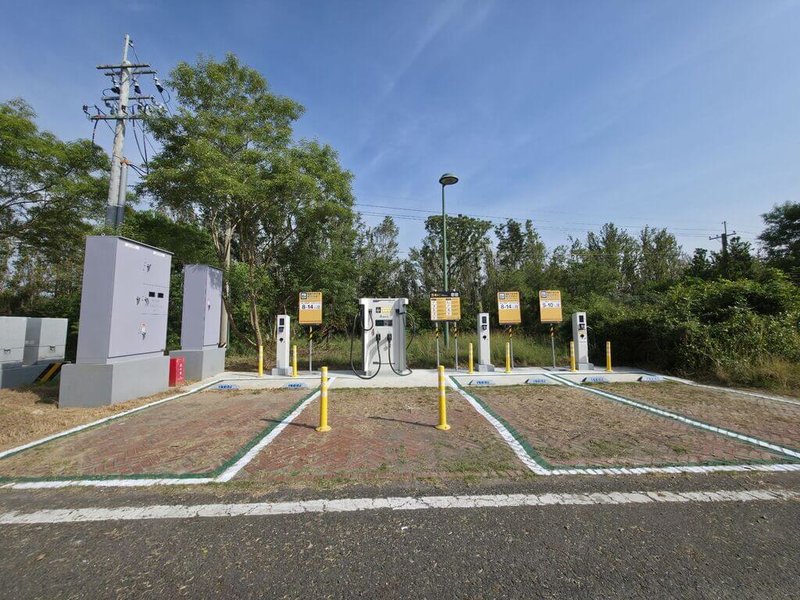 台南市政府推動淨零轉型，預定在全市37個行政區202處站點設置電動汽車充電樁，已陸續完工啟用營運。（台南市政府提供）中央社記者張榮祥台南傳真　114年12月17日