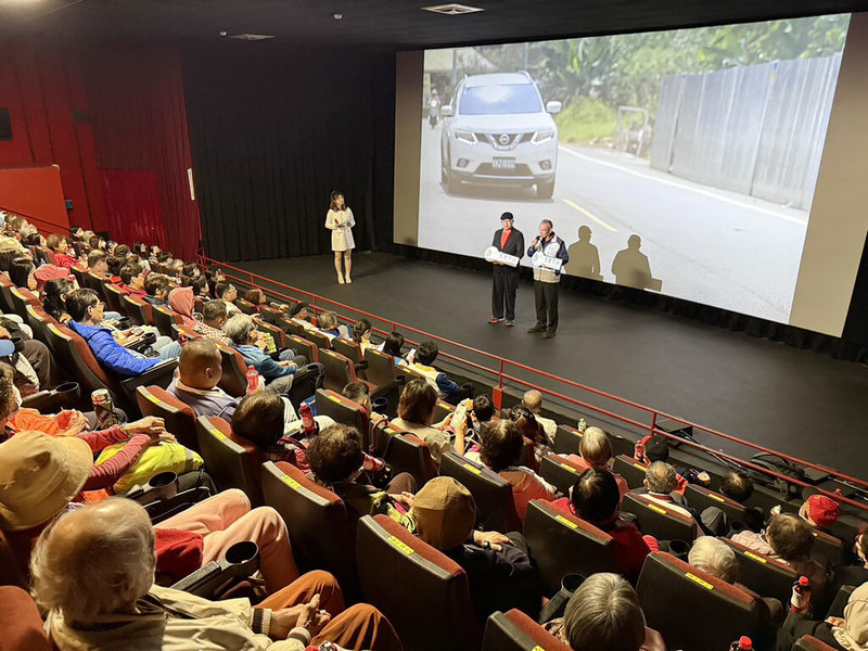 南投縣政府以竹山鎮延正社區、竹山社區及國姓社區等在地感人故事為題材，拍攝社區微電影，並由社區民眾擔綱演出，作品涵蓋老人、家庭、兒少與跨文化議題，展現南投社區力量及情感，17日於南投戲院舉行3部影片首映會。（南投縣政府提供）中央社記者鄭維真傳真　114年12月17日