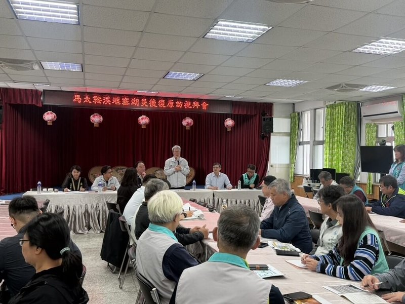 為落實馬太鞍溪堰塞湖災後復原與重建工作，行政院16日在光復火車站旁設立光復工作站，行政院政務委員陳金德（後左4）走訪光復鄉、萬榮鄉及鳳林鎮災區，與鄉鎮首長及部落代表深入交換意見。（行政院東部聯合服務中心提供）中央社記者張祈傳真　114年12月17日