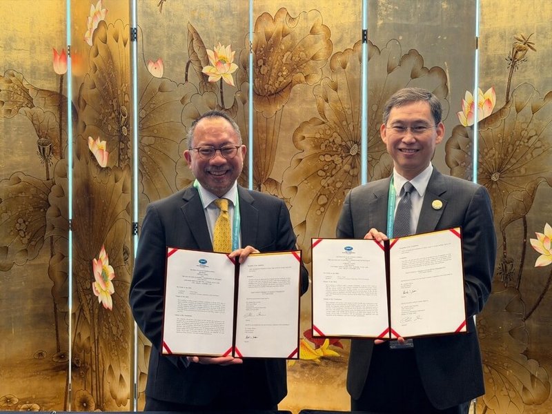 外交部國際組織司司長孫儉元（右）與亞太經濟合作秘書處執行長佩德羅薩（左）在中國深圳舉行的「非正式資深官員會議」（ISOM）期間，於11日簽署捐助備忘錄（MOU）。（外交部提供）中央社記者楊堯茹傳真　114年12月17日