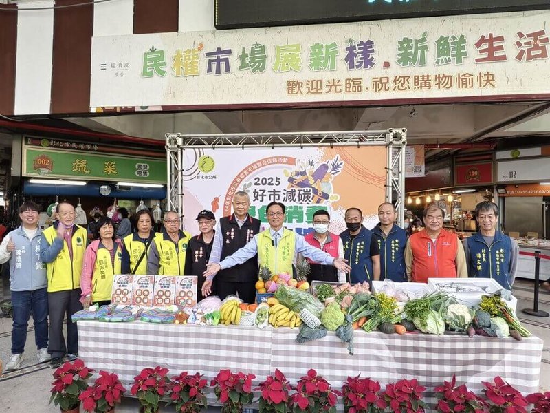 為促進市場經濟活絡，彰化市公所將在民生市場、華陽市場、民權市場及南門市場，舉辦聯合促銷活動，活動4天舉辦期間，有2400張加倍券供民眾索取，帶動市場商機。（彰化市公所提供）中央社記者吳哲豪傳真 114年12月17日