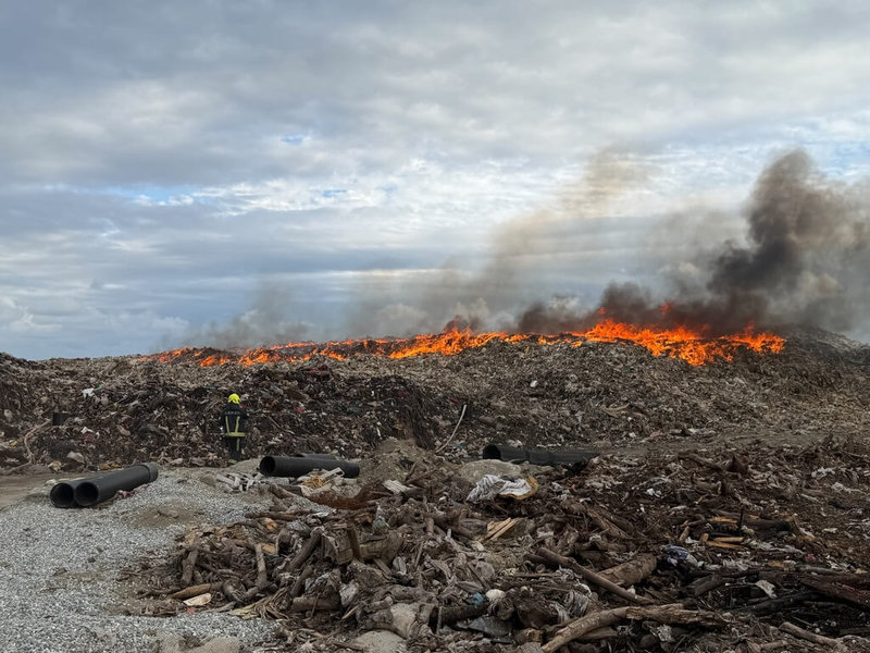花蓮市垃圾掩埋場17日下午3時許再度因沼氣自燃發生火災，消防人員到場後，30分鐘內控制火勢。（民眾提供）中央社記者張祈傳真 114年12月17日