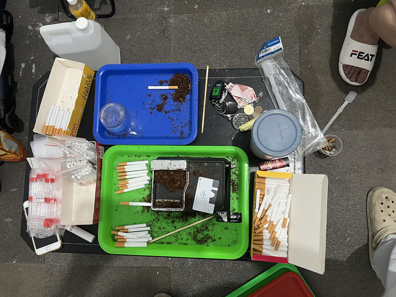 彰化地方檢察署破獲葉姓男子利用2處民宅作為彩虹菸製毒工廠，並查扣彩虹菸成品、製毒設備捲菸器等，日前全案偵結，將7名被告依涉嫌違反毒品危害防制條例提起公訴。（彰化地檢署提供）中央社記者鄭維真傳真　114年12月17日