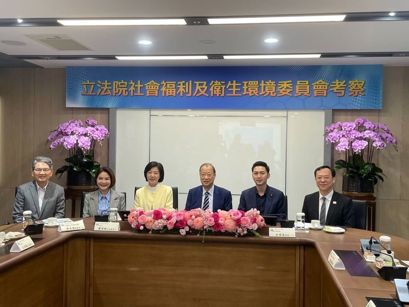 立法院社會福利及衛生環境委員會17日考察中國醫藥大學附設醫院，了解國內目前在AI智慧醫療等領域的推動成果，衛福部長石崇良（右）、國民黨立委廖偉翔（右2）、中醫大董事長蔡長海（右3）等人出席。（廖偉翔服務處提供）中央社記者郝雪卿傳真　114年12月17日