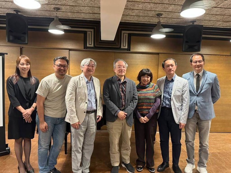 台北愛樂管弦樂團首席指揮林天吉（左4）將率領超過350名音樂家推出作曲家馬勒的「第八號交響曲」，他17日出席記者會表示，「過去都是公立樂團有資源可以成就這首樂曲，這是第一次有民間可以演出，代表了民間愛樂的驚人實力」。（台北愛樂管弦樂團提供）中央社記者趙靜瑜傳真　114年12月17日