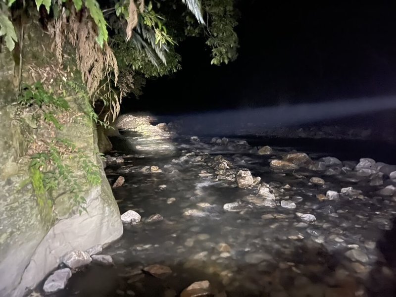 宜蘭縣泡湯秘境大同鄉芃芃野溪溫泉（圖）16日晚間被怪手剷平，一度引發民眾與怪手司機爭執。縣府水利資源處17日表示，現場為農村水保署因護岸工程所需施作引水道，並未違反相關法條。（讀者提供）中央社記者王朝鈺傳真 114年12月17日