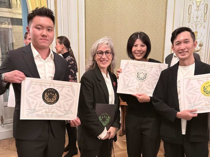 法國農產品促進協會（AVPA）日前舉辦第8屆世界茶葉大賽，苗栗縣獲獎茶農曾莉敏（右2）表示，很高興為台灣茶在法國留下獲獎榮耀，將持續努力向國際展現台灣精湛製茶工藝與獨特風味。（苗栗縣政府提供）中央社記者管瑞平傳真　114年12月17日