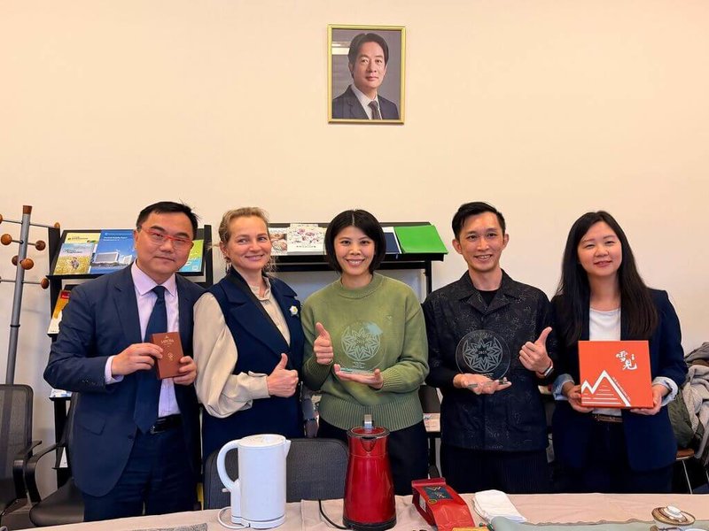 苗栗縣茶農日前參加法國AVPA第8屆世界茶葉大賽表現亮眼,其中出身製茶世家的曾莉敏(右3)獲世界烏龍茶銀獎及世界紅茶銅獎;返鄉青年張立欣(右2)則拿下世界紅茶與世界烏龍最高殊榮金獎。(苗栗縣政府提供)中央社記者管瑞平傳真 114年12月17日