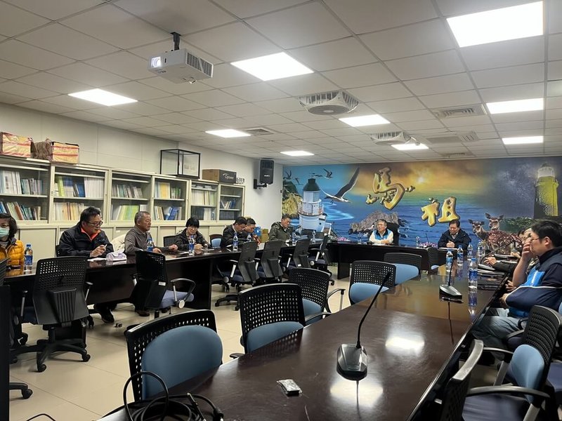 為提升馬祖航海專業人才培育及海上航行安全，連江縣政府產業發展處17日召開「遊艇及動力小船駕駛訓練在地化辦理可行性」會議，盼解決民眾為考取駕照，需往返台灣本島舟車勞頓不便。（連江縣政府產業發展處提供）中央社記者潘欣彤傳真　114年12月17日