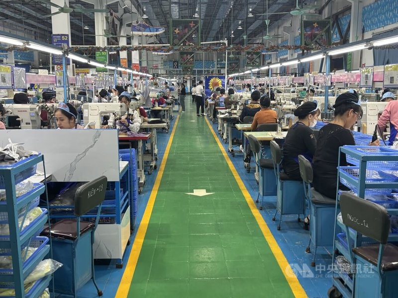 越南電子產品今年首次超越紡織品和鞋類，成為越南對美國出口最大商品，反映越南產業轉型。新增外國直接投資聚焦電子產業，台灣為第4大投資國。圖為北越台商工廠，僅示意。中央社記者曾婷瑄河內攝　　114年12月17日