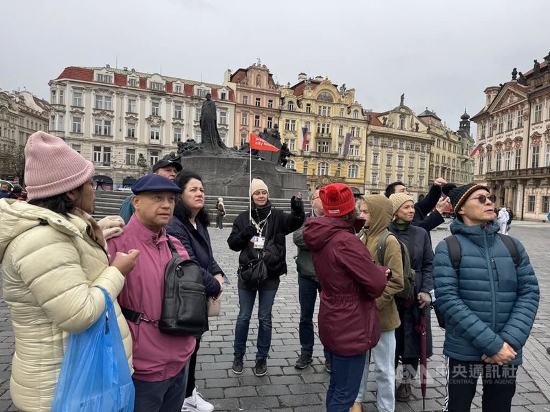 國際暢銷作家丹布朗最新作品The Secret of Secrets，促成布拉格推出「丹布朗主題導覽行程」，走訪景點包含舊城廣場的天文鐘，以及猶太區的卡夫卡雕像、平卡斯會堂與猶太墓園，2小時的導覽最後在查理大橋結束。中央社記者劉郁葶布拉格攝　114年12月17日