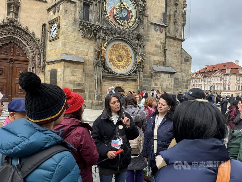 布拉格推出以小說場景為主軸的導覽，結合歷史、宗教與神祕傳說，讓遊客從文學角度認識布拉格。中央社記者劉郁葶布拉格攝　114年12月17日