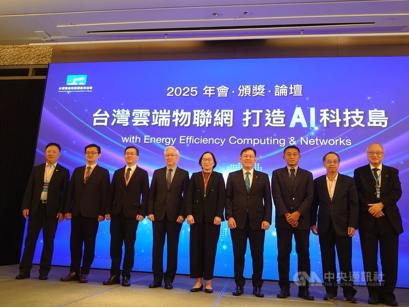 台灣雲協17日召開會員大會，由理事長吳政忠（左4）主持。中央社記者張建中攝　114年12月17日