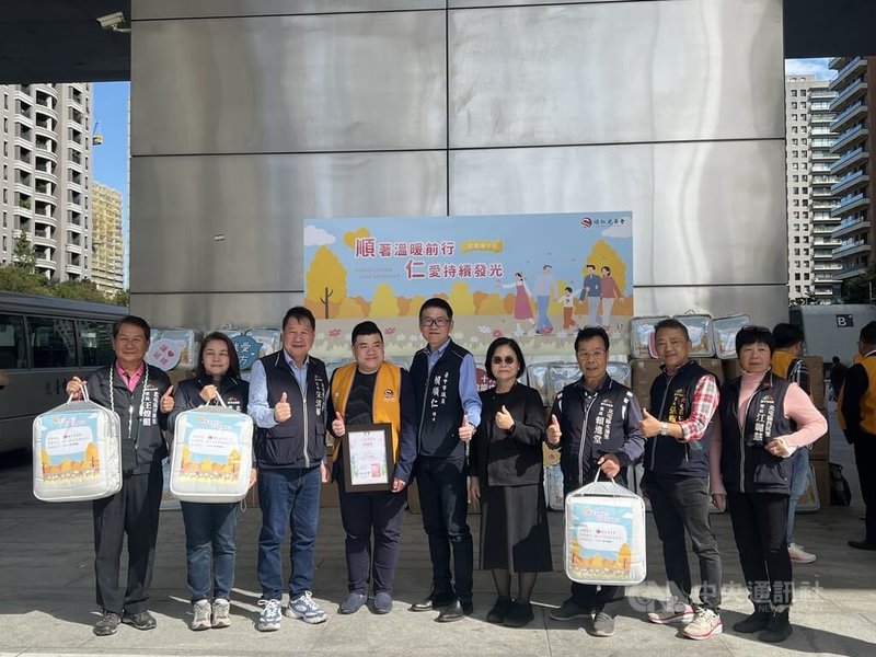 台中市十方啟能中心聯外道路受損影響進出，由國民黨台中市議員賴順仁（左5）發起的「順仁兄弟會」17捐贈新台幣30萬元給十方社會福利慈善事業基金會，其中部分資金將協助基金會修復聯外道路，還聯合家樂福捐250條棉被給弱勢家庭。中央社記者郝雪卿攝  114年12月17日