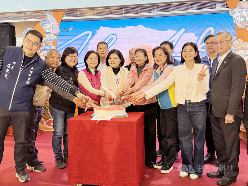 雲林縣長張麗善（前排中）17日宣布，明年元旦升旗典禮移師至北港鎮北辰國小，隨後徒步到北港朝天宮，將「手工平安袋」帶回家，同時召集1月1日出生的元旦壽星，贈送100份獨家生日禮包。 中央社記者姜宜菁攝  114年12月17日