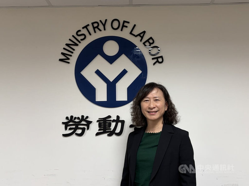 勞動部17日預告就業保險修法草案，勞動部勞動保險司司長陳美女說明，這次修法將擴大就業保險的加保年齡、縮短請領失業給付等待期以及增訂育嬰留職停薪津貼6+1個月規定。中央社記者吳欣紜攝 114年12月17日