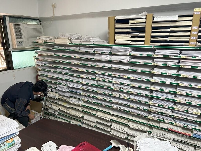 刑事局獲報，有不肖人士非法販售盜版教學教材，追查發現從事補教業講師的30歲侯姓男子夥同家人和員工共同從事不法，3年多有9間出版社遭侵權市值達新台幣180億元，查獲7嫌函送新北地檢署偵辦。（翻攝照片）中央社記者黃麗芸傳真　114年12月17日