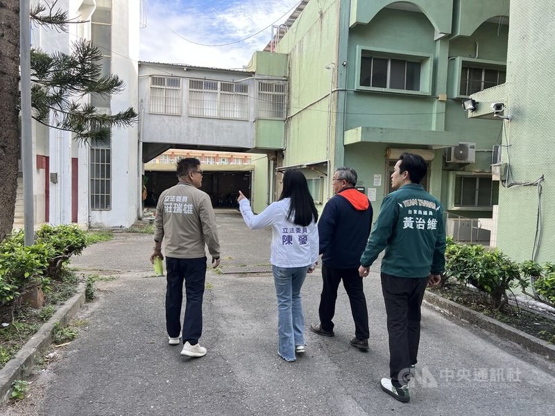 台東女中實驗大樓與宿舍A舍耐震不足，禮堂屋頂長期漏水，民進黨立委陳瑩（左2）、莊瑞雄（左1）17日前往會勘，協助爭取經費修繕。中央社記者盧太城台東攝　114年12月17日