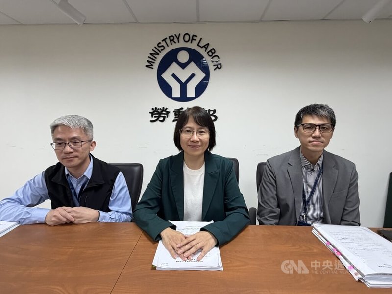 勞動部就業安定基金委員會17日開會，勞動力發展署長黃齡玉（中）會後說明，就安委員同意衛福部提報增加預算，兩部會將各編列新台幣8820萬挹注聘僱外籍家庭看護工使用喘息服務，讓服務延續。中央社記者吳欣紜攝　114年12月17日