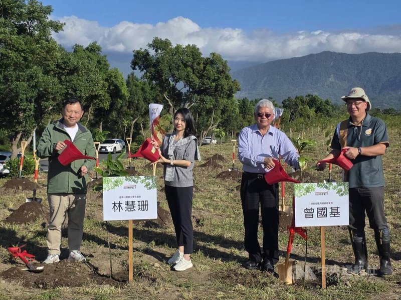面對全球氣候變遷挑戰，遠傳電信宣布啟動20年植樹行動，參與全台首個大規模國家級造林碳匯專案。圖左至右為台東縣副縣長王志輝、遠傳永續長林慧珊、財政部國有財產署署長曾國基、元杉森林總經理胡惠雲。中央社記者江明晏攝　114年12月17日