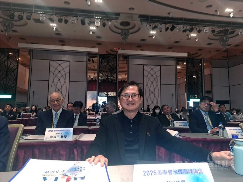 墨西哥參議院通過將對未與墨西哥簽署貿易協定的亞洲國家、超過1400項產品課徵5%至50%不等的關稅，和碩董事長童子賢（前）17日出席中華獨立董事獨協會「2025董事會治理高峰論壇」受訪表示，大可不必擔心。中央社記者潘智義攝　114年12月17日