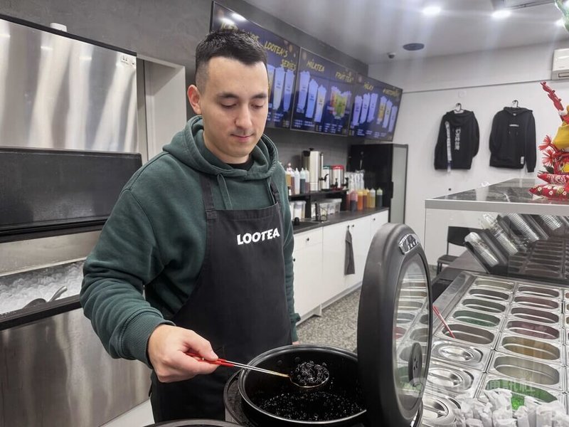 捷克手搖飲店Lootea創辦人Patrik（圖）分享，他知道珍珠奶茶起源自台灣，自己也很喜歡喝珍珠奶茶，這成為他開店的契機。中央社記者劉郁葶布拉格攝　114年12月17日