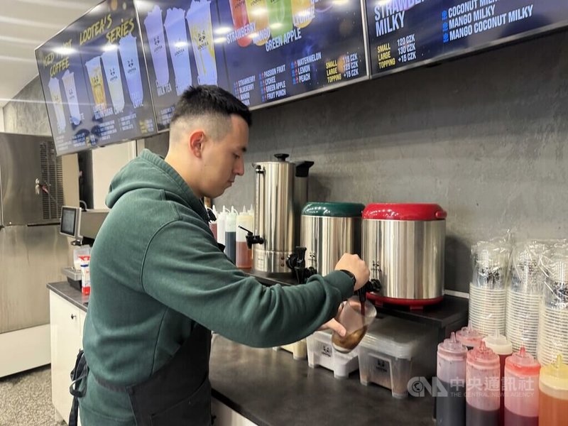 捷克手搖飲店Lootea創辦人Patrik（圖）告訴中央社記者：「我們支持台灣，店內的茶葉、珍珠、糖漿都來自台灣。我們也試過中國的原物料，但真的沒有台灣的好。」中央社記者劉郁葶布拉格攝　114年12月17日