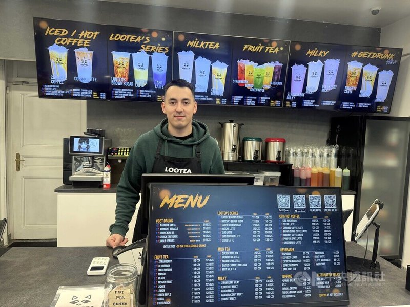 布拉格手搖飲店Lootea店內掛著「我們支持台灣」字樣的連帽衫，因挺台遭中國顧客留負評，之後台灣網友紛紛留言打氣，Lootea創辦人Patrik（圖）表示，「感謝台灣人的支持，我們就像是一家人」。中央社記者劉郁葶布拉格攝　114年12月17日