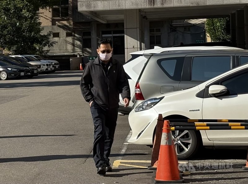 藝人王大陸透過友人找前台北市警察局刑事警察大隊偵三隊代理隊長劉姓男子（圖），查找閃兵案主嫌陳志明個資，劉男等人被依違反個資法起訴，17日新北地方法院傳喚出庭。中央社記者曹亞沿攝　114年12月17日