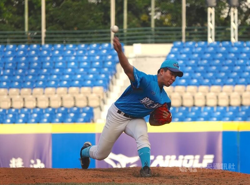 新北U18棒球賽新北藍隊17日以3比1擊敗屏東縣隊，分組第1名直晉8強；新北藍後援投手楊曜丞（圖）被隊友「激到」，飆出最速152公里。中央社記者謝靜雯攝 114年12月17日
