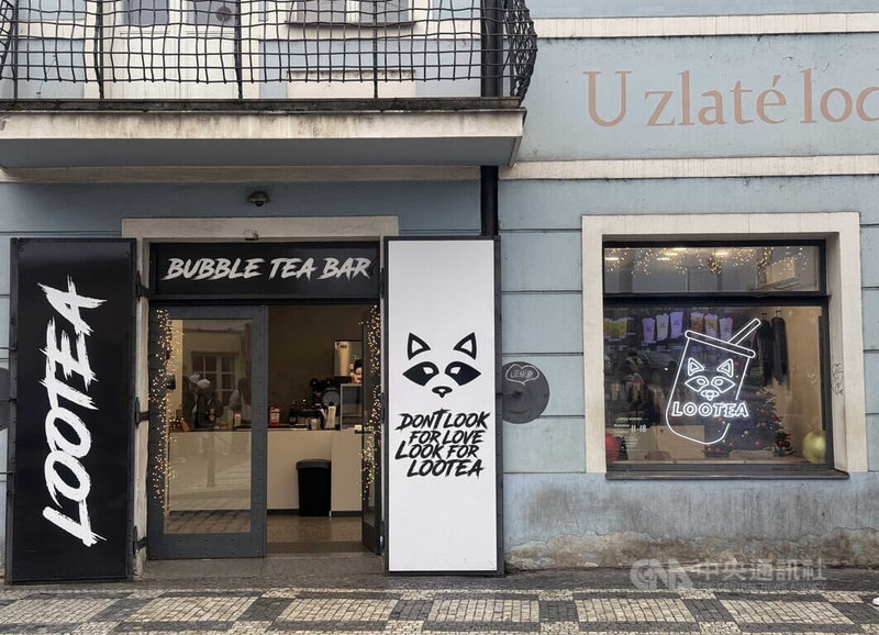 位在捷克首都布拉格小城區的手搖飲店Lootea，主打珍珠奶茶系列，自2021年創立，堅持用台灣的原物料製作珍奶。中央社記者劉郁葶布拉格攝　114年12月17日