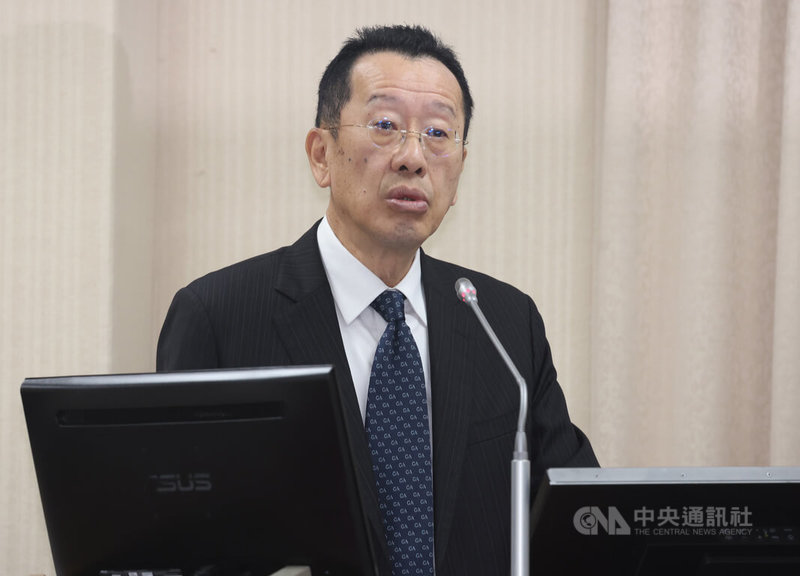 國防部日前預告修正「體位區分標準修正草案」，免役條件加嚴；針對是否修改妨害兵役治罪條例加重閃兵刑責，國防部長顧立雄（圖）17日受訪表示，當兵是國民應盡義務，任何推諉、閃避兵役的行為都不足取，相關的刑責會進行跨部會協商。中央社記者張新偉攝　114年12月17日