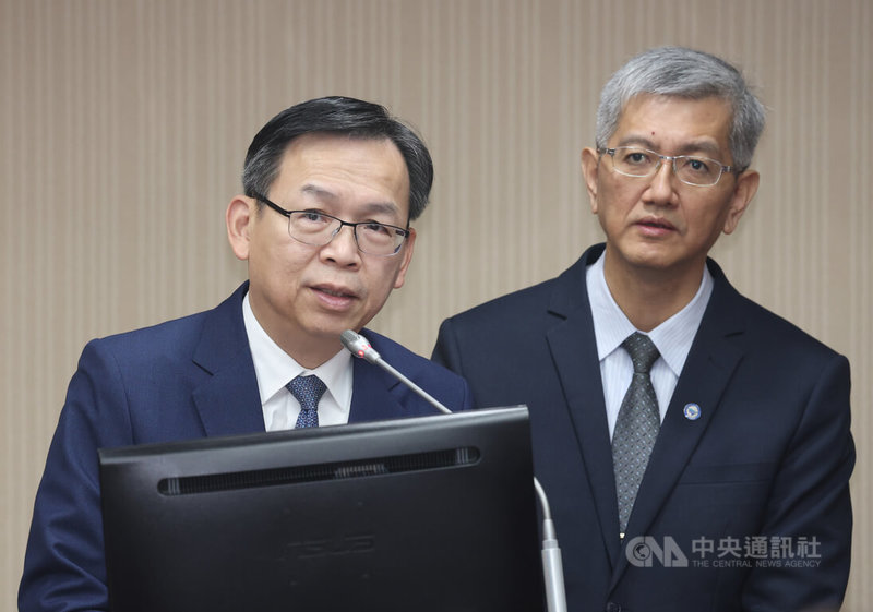 有民眾預計搭乘郵輪去菲律賓，但業者臨時將航程改為沖繩，讓民眾認為權益受損。立委17日提出臨時提案，要求相關單位儘速訂定定型化契約。交通部次長林國顯（左）表示，歡迎郵輪來台提供服務和旅遊方案，但對旅客也要有一定保障。右為航港局長葉協隆。中央社記者張新偉攝　114年12月17日