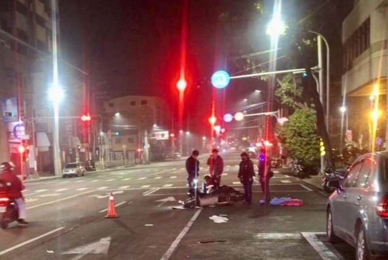 83歲黃姓老婦17日凌晨自高雄市楠梓區楠梓新路由北向南穿越道路，與騎乘機車沿楠梓新路由西向東直行的25歲許姓男子發生碰撞，黃女送醫不治。（高雄市政府警察局楠梓分局提供）中央社記者張已亷傳真　114年12月17日