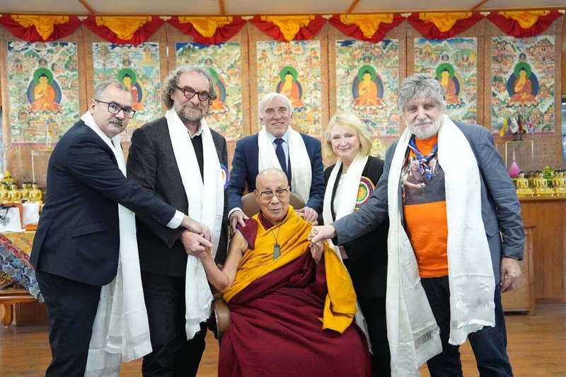 捷克參議院副議長瑟特蘿娃（後右2）近日率領參議院代表團前往印度，恭賀達賴喇嘛90歲生日。捷克代表團關注中共對西藏民族壓迫現況，包括禁止傳承西藏文化，以及強制將藏族兒童送往中國「再教育」等議題。（捷克參議院提供）中央社記者劉郁葶布拉格傳真　114年12月17日