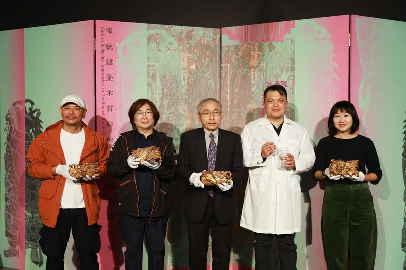 文化部文化資產局舉辦「修護的零度：傳統建築木質彩繪．減碳修護特展」，公開呵護百年文物祕訣，16日開展，文資局長陳濟民（中）和與會來賓合影。（文化部文資局提供）中央社記者邱祖胤傳真　114年12月17日