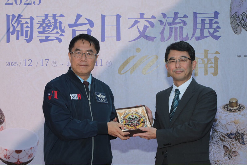 「2025陶藝台日交流展in台南」17日於總爺藝文中心紅磚工藝館開幕，台南市長黃偉哲（左）與京都市產業觀光局長草木大（右）交換禮物。（台南市政府提供）中央社記者楊思瑞台南傳真　114年12月17日