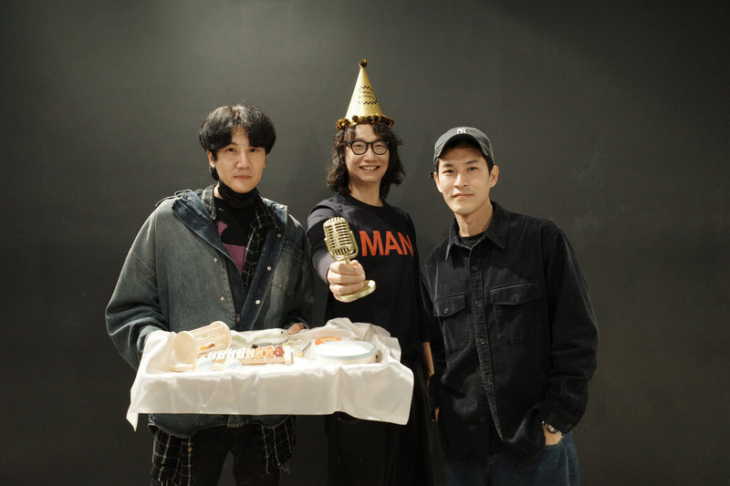 樂團宇宙人將在台北小巨蛋開唱，除了積極練團也展開練舞，17日正好是成員方Q（中）生日，團員特別安排慶生驚喜，準備鐵琴、麥克風等多種道具讓他「抓周」。（相信音樂提供）中央社記者王心妤傳真　114年12月17日