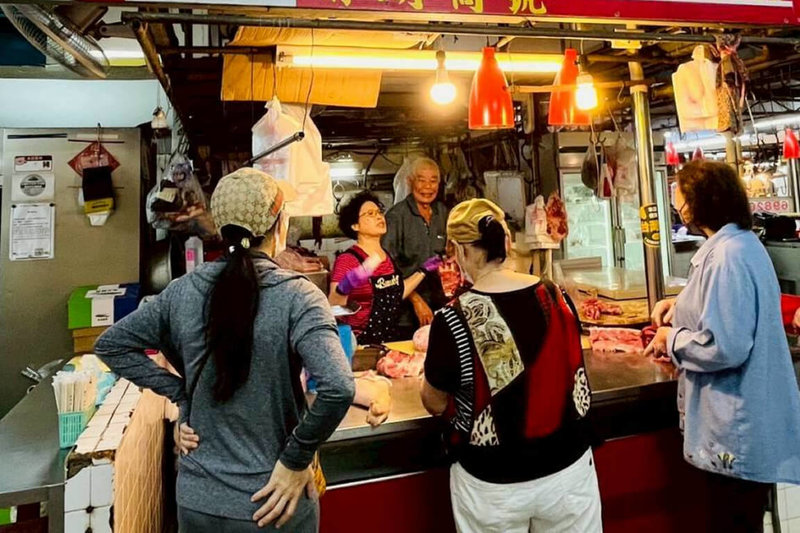 台南市市場處加強宣導非洲豬瘟禁宰期間豬肉攤商營業損失補助方案，減緩攤商現金流壓力，提醒務必把握申請期限，收件截止日為31日，逾期無法受理。圖為六甲市場豬肉攤商。（台南市政府提供）中央社記者楊思瑞台南傳真　114年12月17日