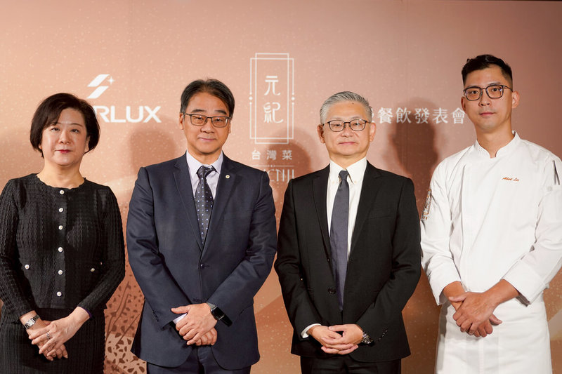 星宇航空17日宣布，攜手台中米其林名店推出全新長程線機上餐點。圖為星宇航空客艙服務品處副總經理張麗莉（左1）、公關長梁文龍（左2）、寶元紀企業營運長暨副總經理盛緒平（右2）、元紀．台灣菜主廚李彥錡（右1）合影。（星宇航空提供）中央社記者余曉涵傳真　114年12月17日