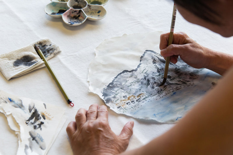 台北市立美術館與台北表演藝術中心合作「2025街事美術館:遊山玩水」計畫，並透過「在水的另一方：當代水墨繪寫創作坊」，邀請台北士林區居民以創作傳達記憶中的風景。（北美館提供）中央社記者王寶兒傳真　114年12月17日