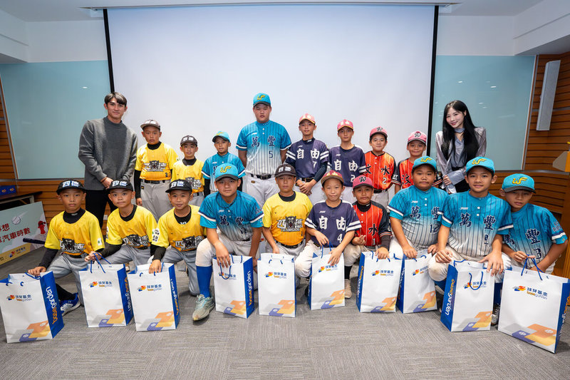 球芽基金推廣偏鄉基層棒球隊閱讀與教育，設置專屬棒球隊申請的獎學金，今年球芽基金中部地區年度頒獎典禮首度移師台中國際機場舉辦，中華職棒球星陳文杰（後排左1）受邀擔任頒獎嘉賓。（球芽基金提供）中央社記者謝靜雯傳真　114年12月17日