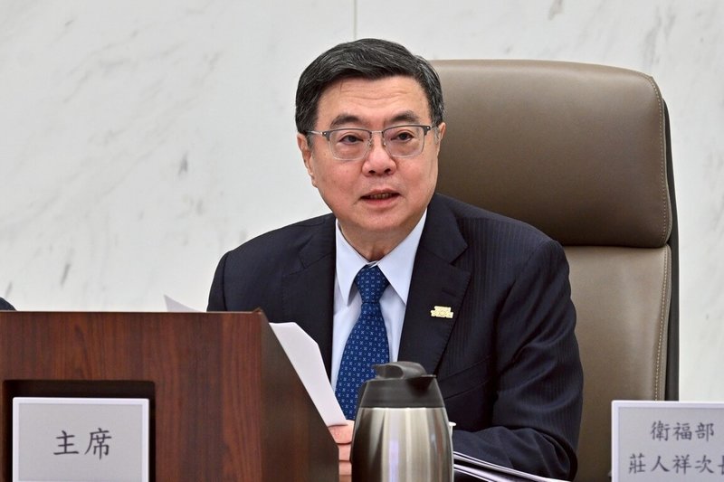 行政院長卓榮泰17日主持食安會報，要求精進屠宰場管理、加速豬隻溯源數位化，以及持續加速建置「問題產品下架回收資訊平台」。（行政院提供）中央社記者賴于榛傳真　114年12月17日