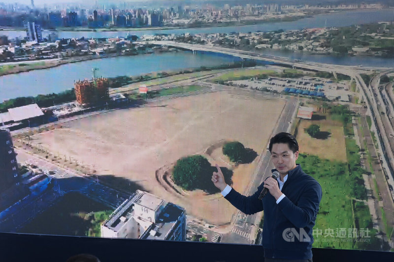 台北市長蔣萬安17日上午前往北士科T17、T18基地視察，以消防局空拍人員的即時影像，介紹洲美國小預定地。中央社記者徐肇昌攝　114年12月17日