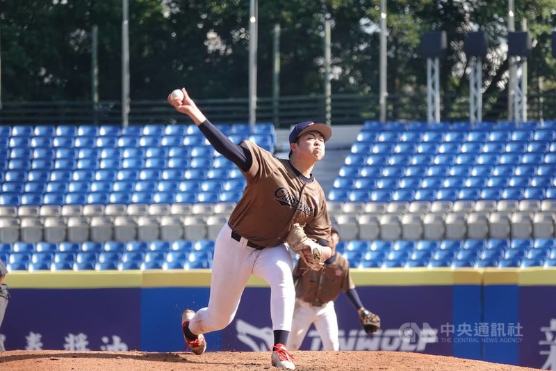 新北U18棒球賽東京隊17日與嘉義市隊交手，東京隊先發投手岡方大翔（圖）投4局，被敲出6支安打，投出3次三振、3次四壞保送，失掉3分（2分責失分）、拿下勝投。中央社記者謝靜雯攝 114年12月17日