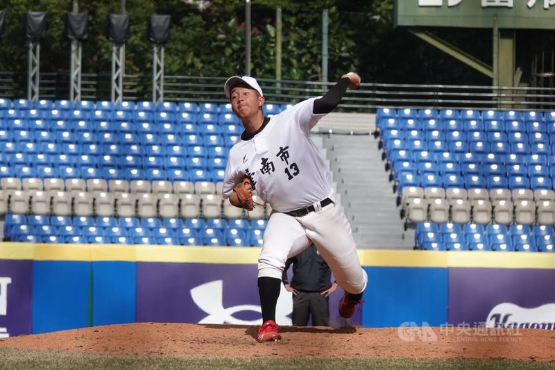 新北富邦國際城市U18棒球邀請賽17日在新莊棒球場舉行，台南市隊潛力高一左投姜晉錫（圖）先發4局6K無失分，展現壓制力，台南市隊預賽2勝晉級複賽。中央社記者謝靜雯攝　114年12月17日