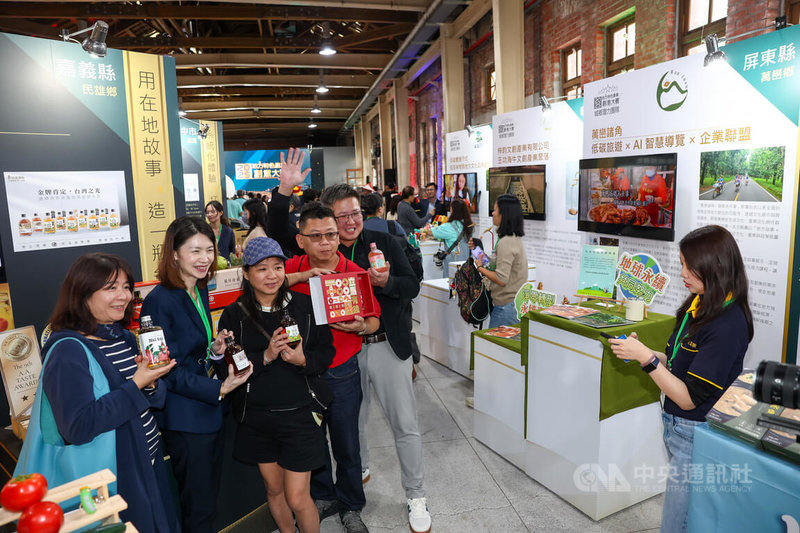 2025地方特色產業創意大賽頒獎典禮17日在台北華山文創園區舉行,來自台灣各地的獲獎團隊展示成果,推廣在地特色產品。中央社記者王騰毅攝 114年12月17日